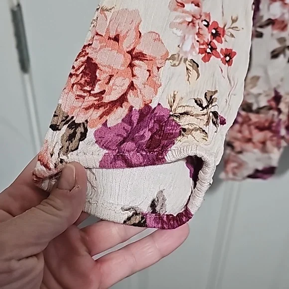 Like new, torrid blouse with pink and maroon flowers. - Picture 4 of 6